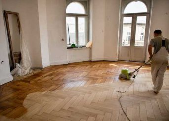 Нанесение паркетного масле с помощью однодисковой машины Покрытие деревянного пола маслом